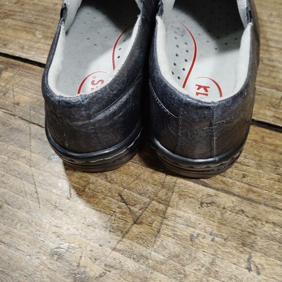 Klogs Sz 11 M Clogs Shoes Black Blue Embossed Leather Comfort Slip On - Picture 8 of 11